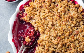 CRUMBLE AUX FRUITS ROUGES ET ÉCLATS D’AMANDE