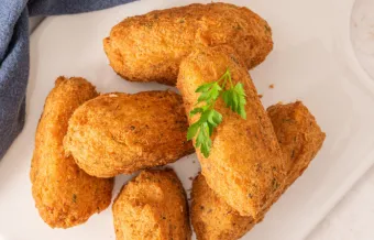 BOLINHOS DE BACALHAU (CROQUETTES DE MORUE)