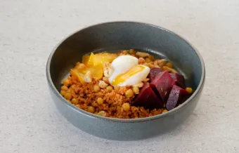 KOSHARI BOULGOUR TOMATE BETTERAVE CANNELLE (VÉGÉTARIEN)
