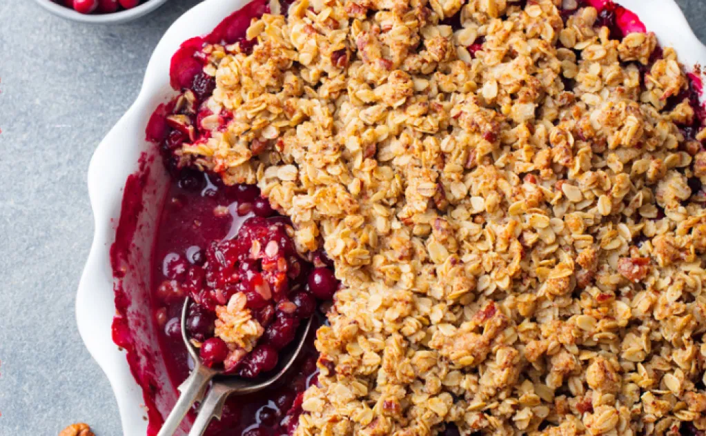 CRUMBLE AUX FRUITS ROUGES ET ÉCLATS D’AMANDE