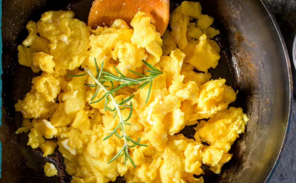 ŒUFS BROUILLÉS CAILLÉ DE CHÈVRE